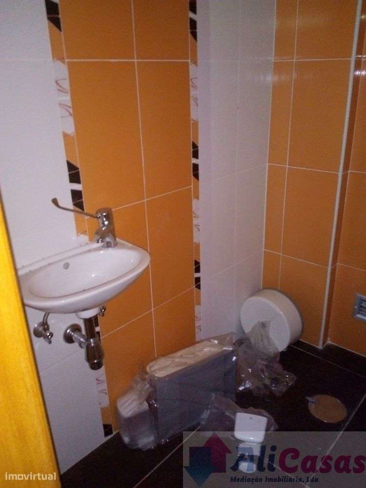 Loja com Montra e Cave-8