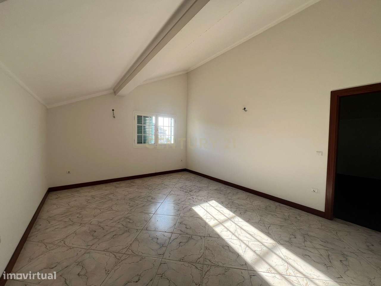 Moradia T4 com Vista Panorâmica – Conforto, Espaço e Localização Privi-27