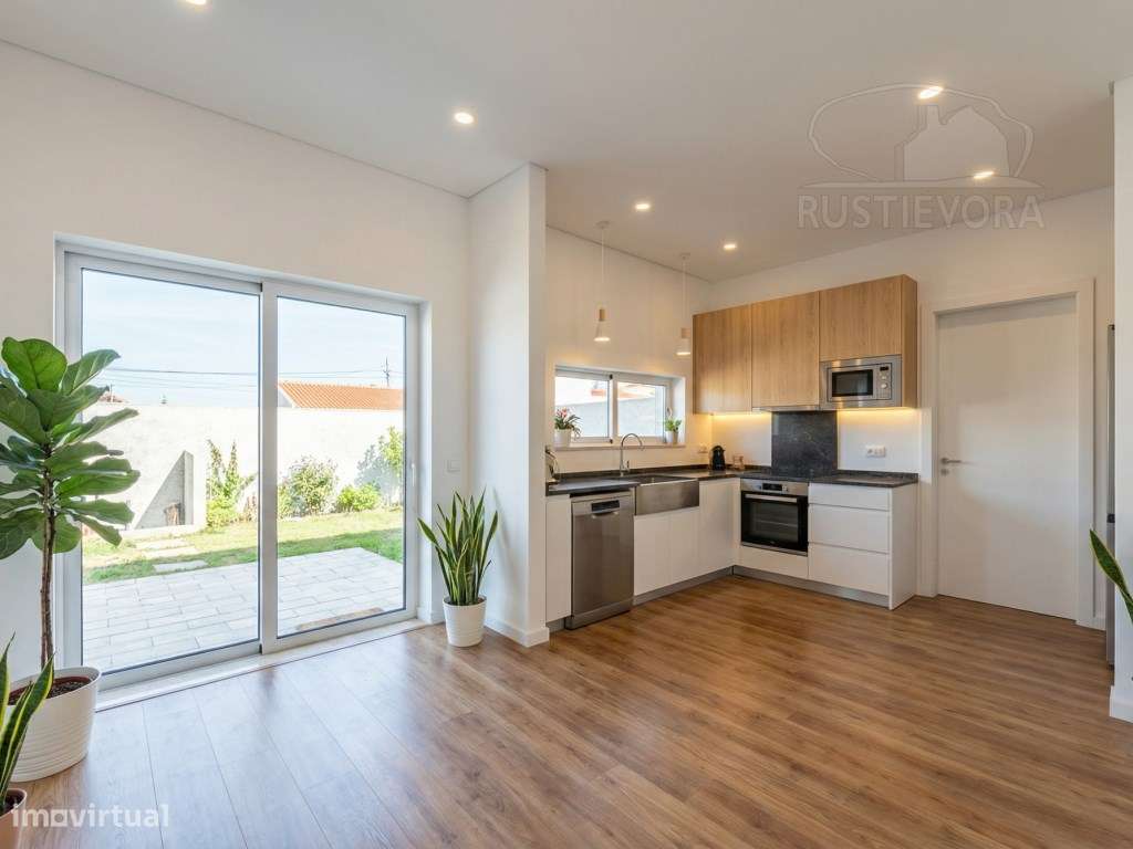 Moradia geminada com logradouro e dois lugares de estacionamento-8