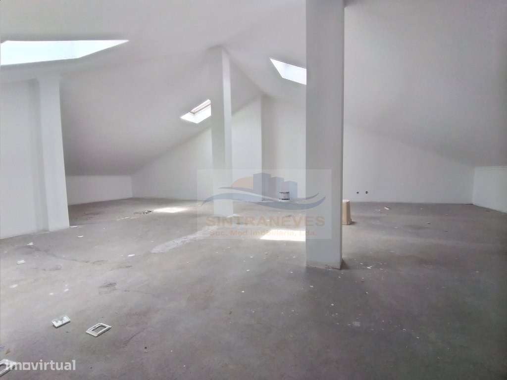 Lindo Apto T4 , totalmente remodelado num 1º andar, junto à Base Na...-27