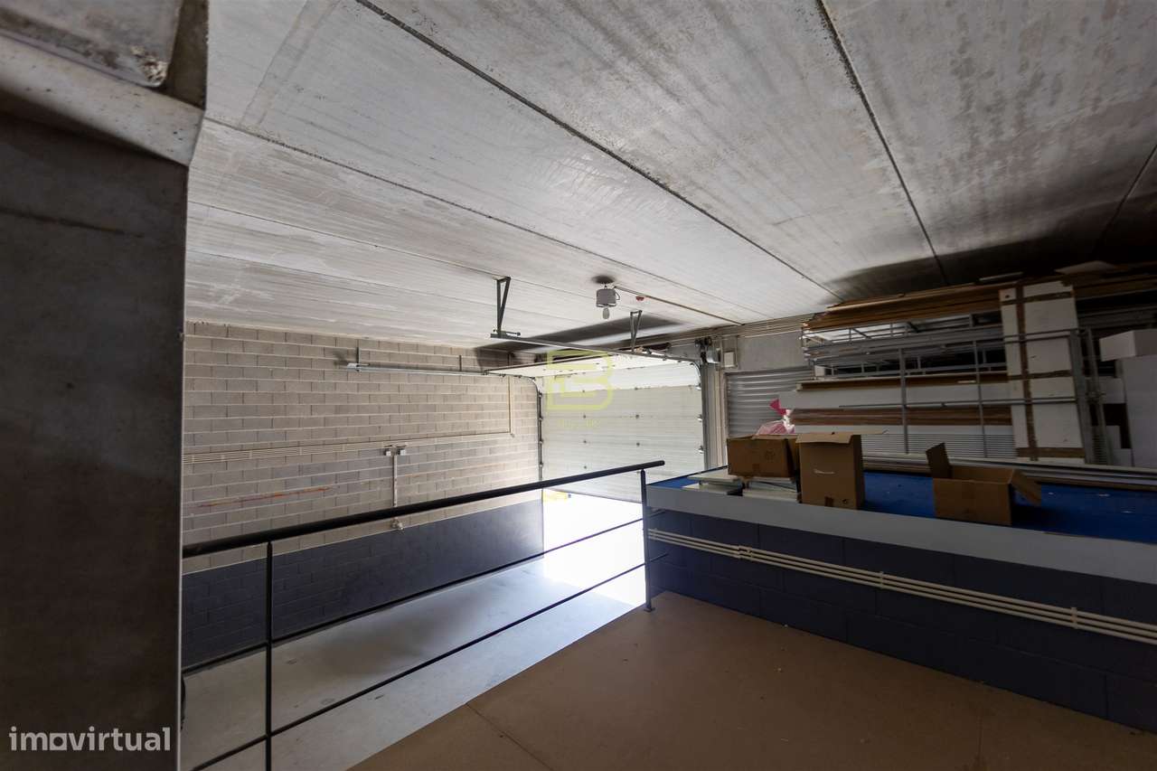 ARMAZÉM com 374m², para VENDA, na ZONA INDUSTRIAL de ERMESINDE-8