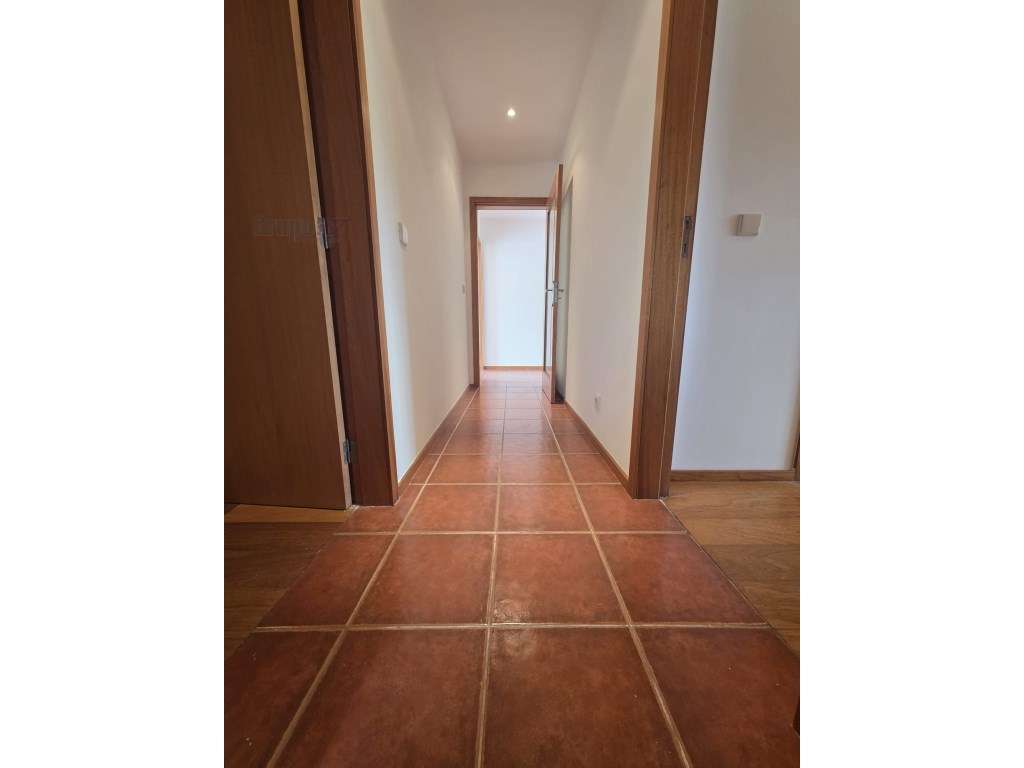 Moderno Apart. T2 com Garagem Box, Varanda Panorâmica e Lareira em ...-13