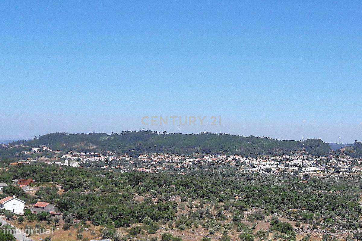 Casa em Ruína inserida em terreno com um enorme potencial - Grande imagem: 4/5