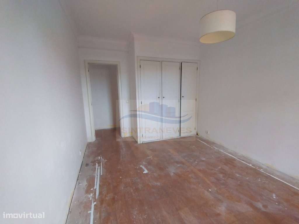 Lindo Apto T4 , totalmente remodelado num 1º andar, junto à Base Na...-13