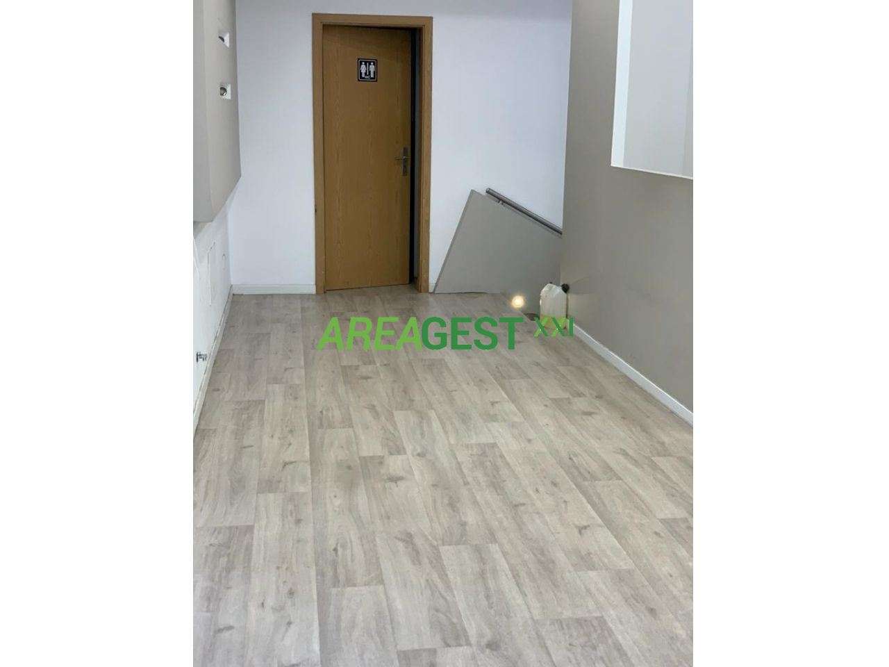 Loja para venda com rendimento, nas Laranjeiras, em Lisboa-5