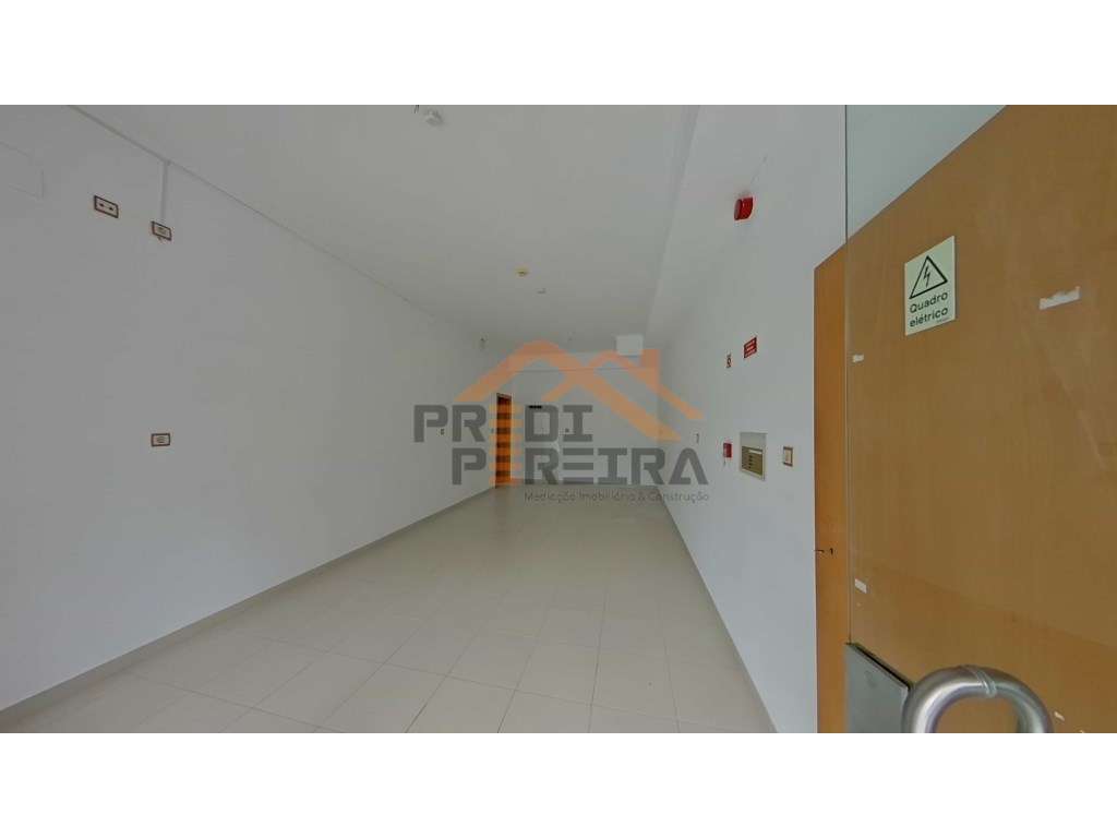 Loja para venda, situada na Urbanização Jardim da Amoreira, Ramada. - Grande imagem: 5/22