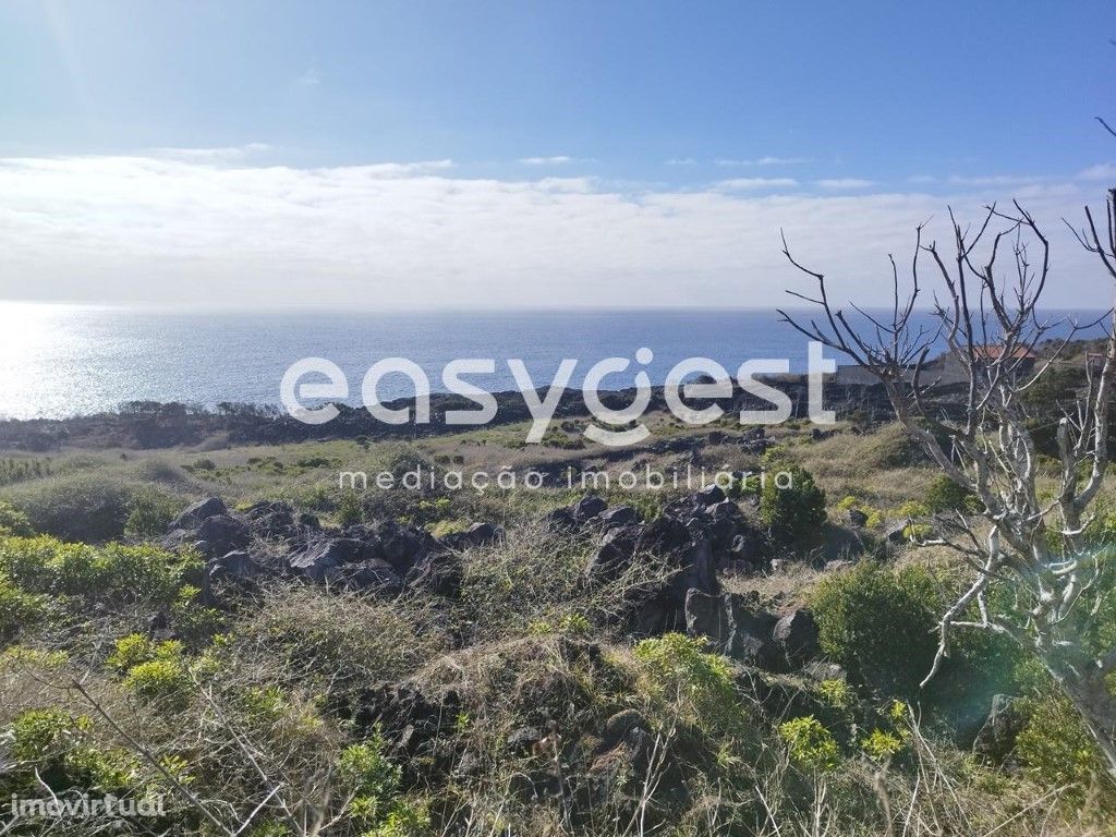 Terreno junto ao mar com vista para a Montanha da ilha do...