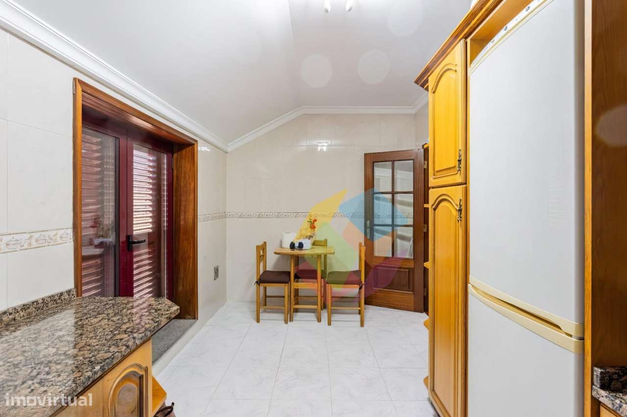 Excelente T2 no Último Andar com Terraços e Garagem em São João de-5