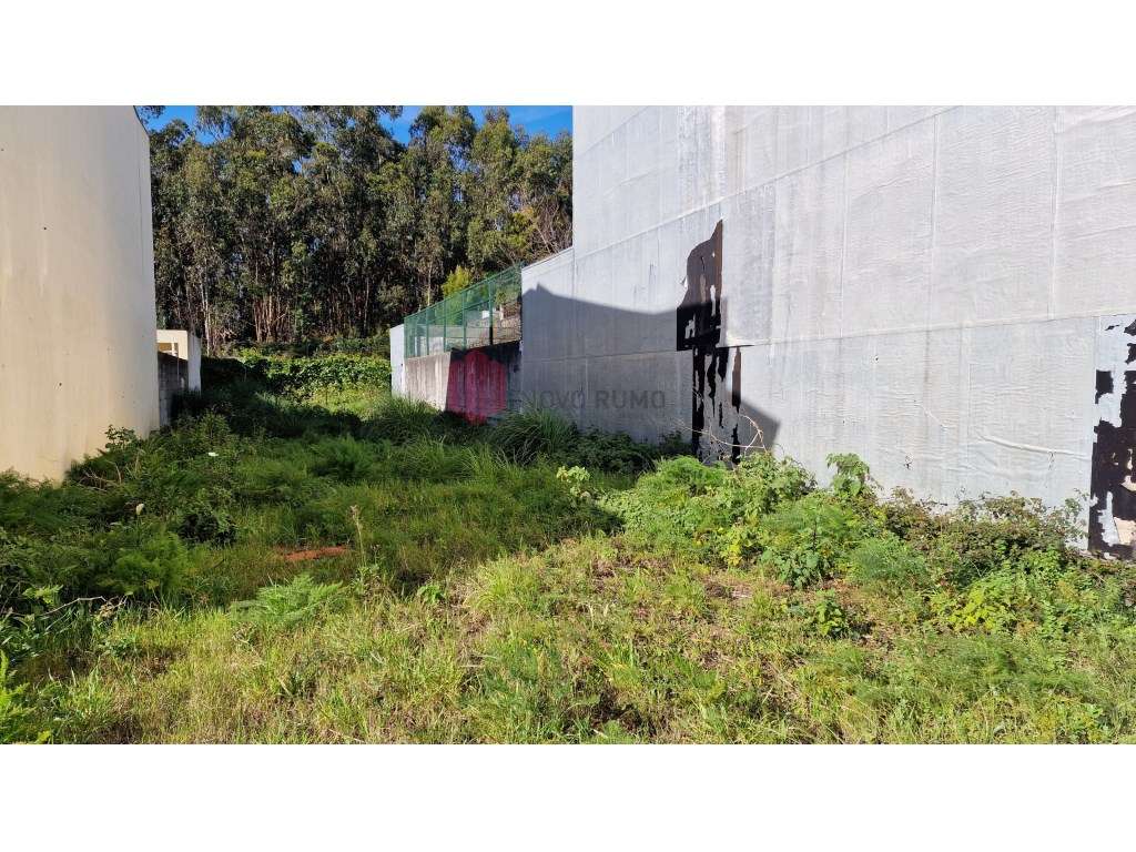 Terreno para construção de uma moradia de duas frentes em Moreira-5