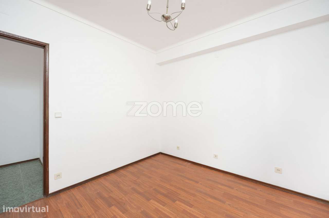 Apartamento T2 no Centro de Porto de Mós-5