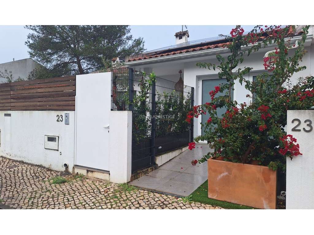 Moradia T5 Remodelada com Painéis Fotovoltaicos - Monte Santos, Sintra-1