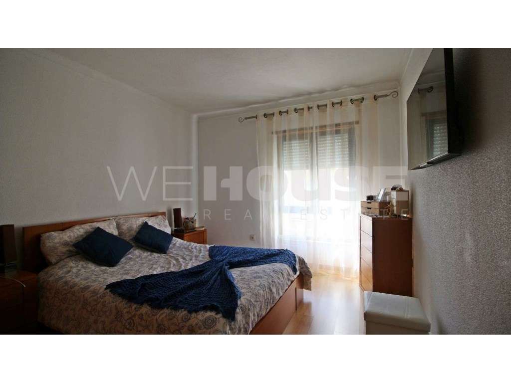 Apartamento T2 com 77m2 e arrecadação localizado na Verderena-12