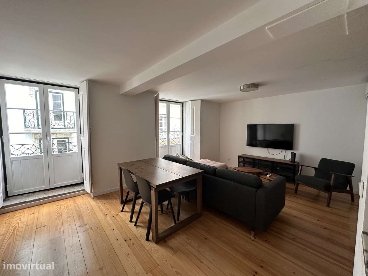Bright and Spacious 2-Bedroom Apartment with Terrace – Bica, Lisbon - Grande imagem: 2/12