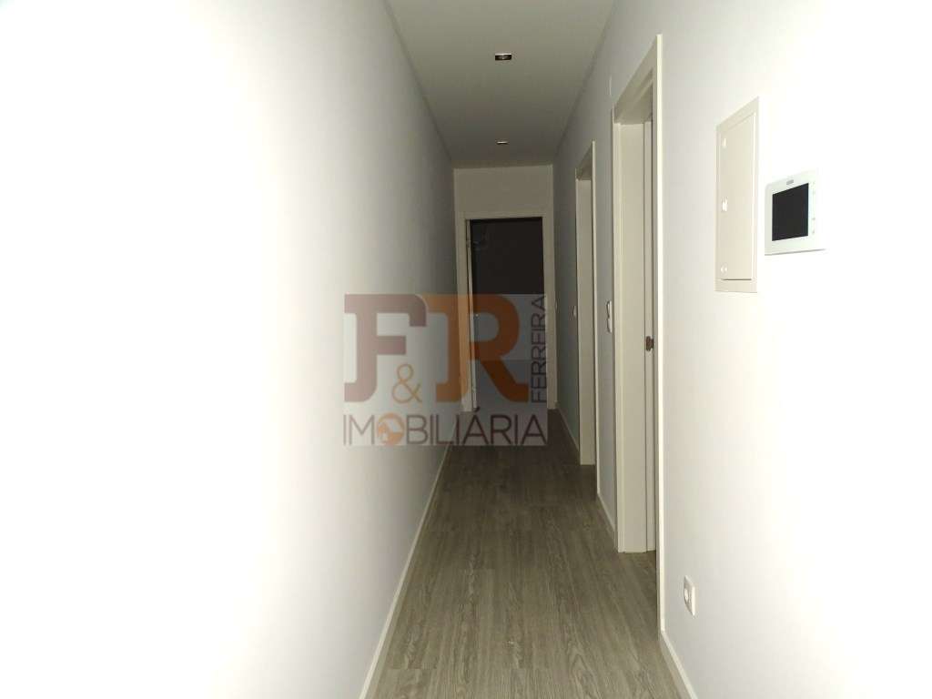 Moradia Geminada Duplex T3 semi-nova com Pérgula , Fernão Ferro
di...-22