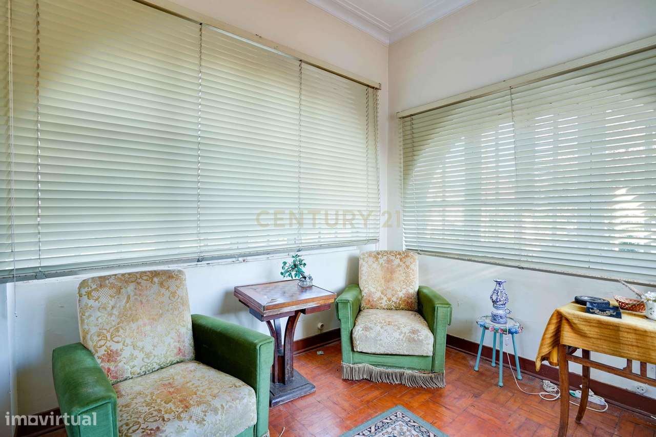 Moradia independente T6, situada no coração da linha de Cascais, junto-31