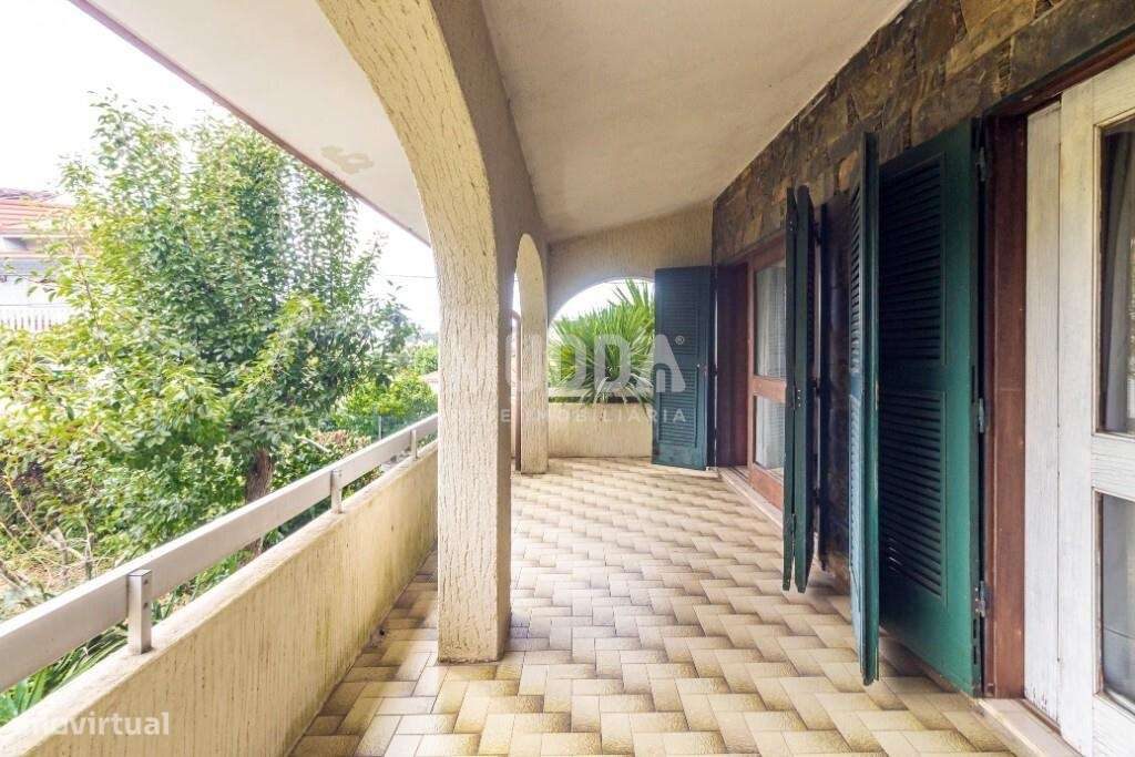 Moradia BI-FAMILIAR com amplas varandas-18