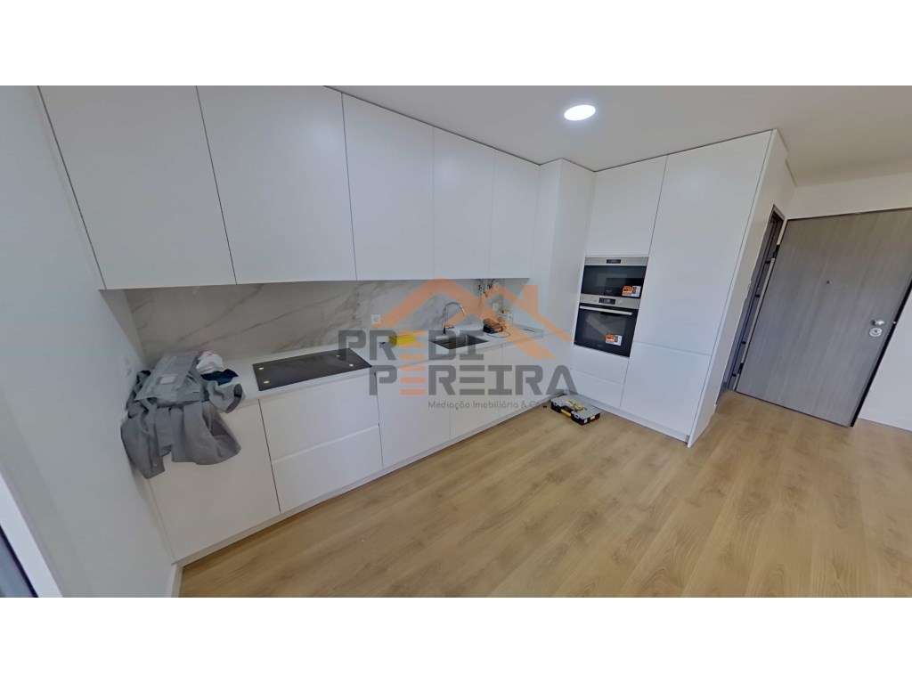 Apartamento T3, localizado em Santo António dos Cavaleiros.-4