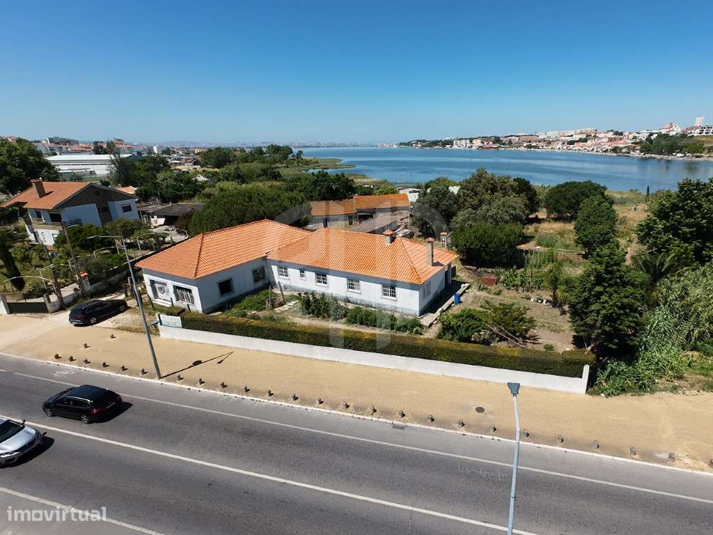 Moradia T3 + Área Terreno 4.150m2 + Atracadouro // P/Recuperar-12