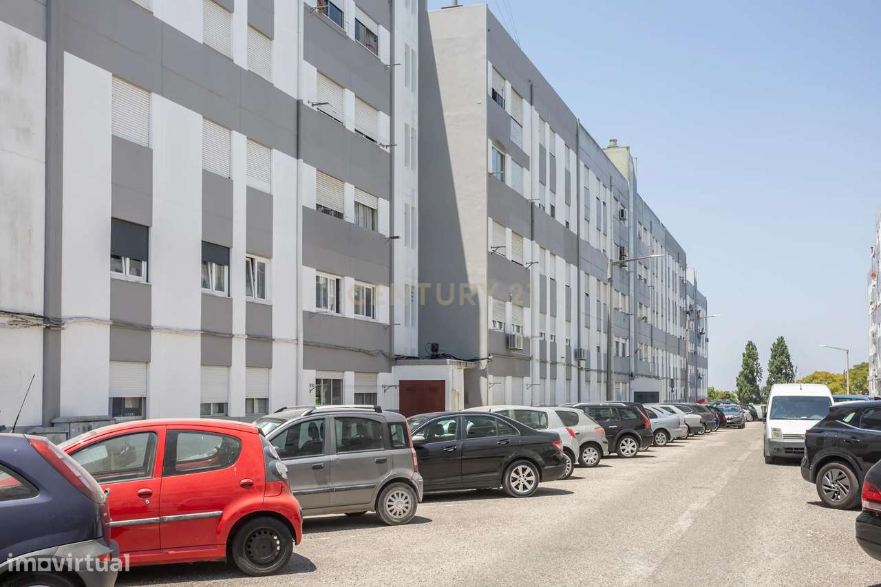 Apartamento T3 com Arrecadação, Elevador e  Vista Castelo – Palmela