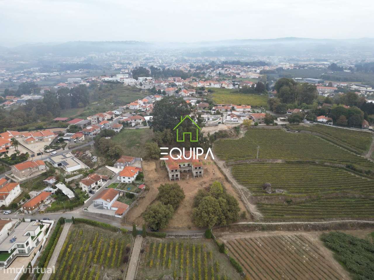 Terreno para construção (com moradia  T-5, construída em grosso), e-7