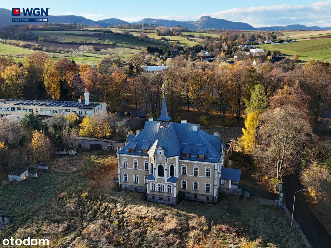Zabytkowy pałac - dawny szpital - na sprzedaż.-13