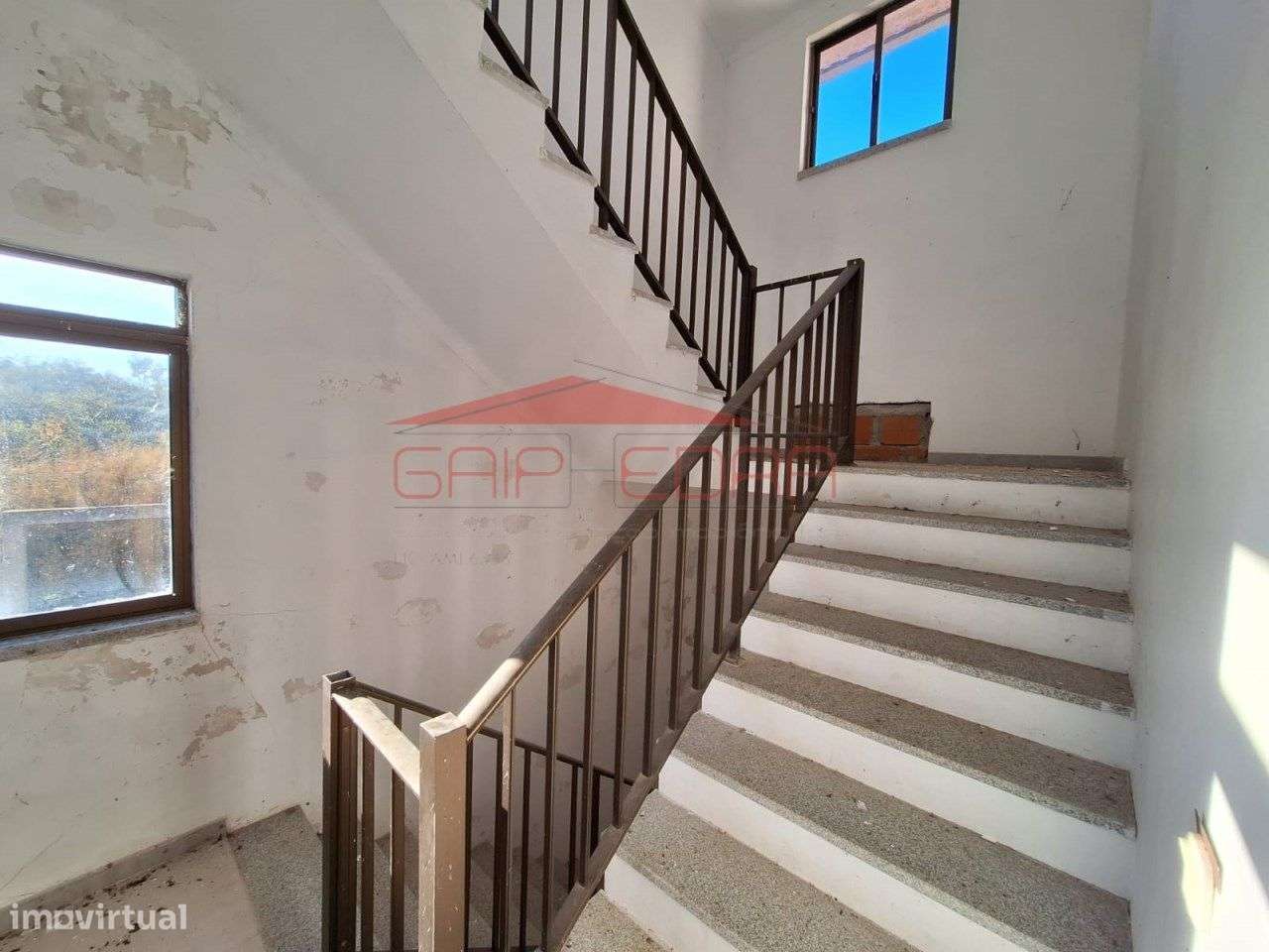 Moradia T4 com garagem e lareira perto das montanhas-19