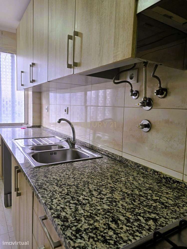 T1 em Linda-a-Velha – Cozinha Remodelada e Excelente Localização-6