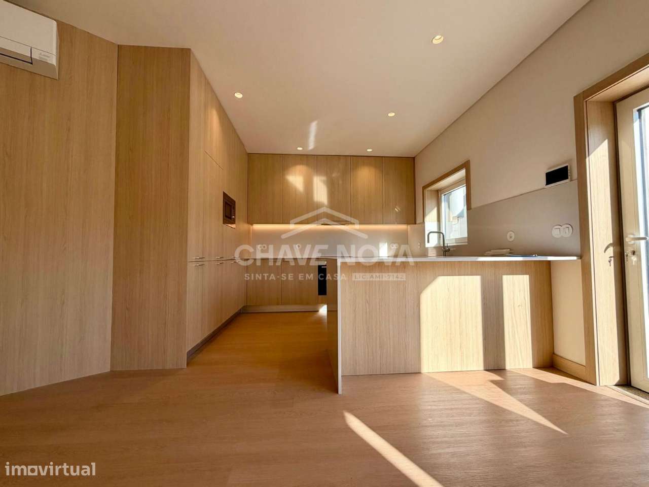 Apartamento T2 Renovado com Terraço e garagem Box-2