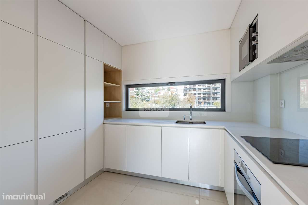 Apartamento T1 com Garagem junto à Praça das Flores - Grande imagem: 3/30