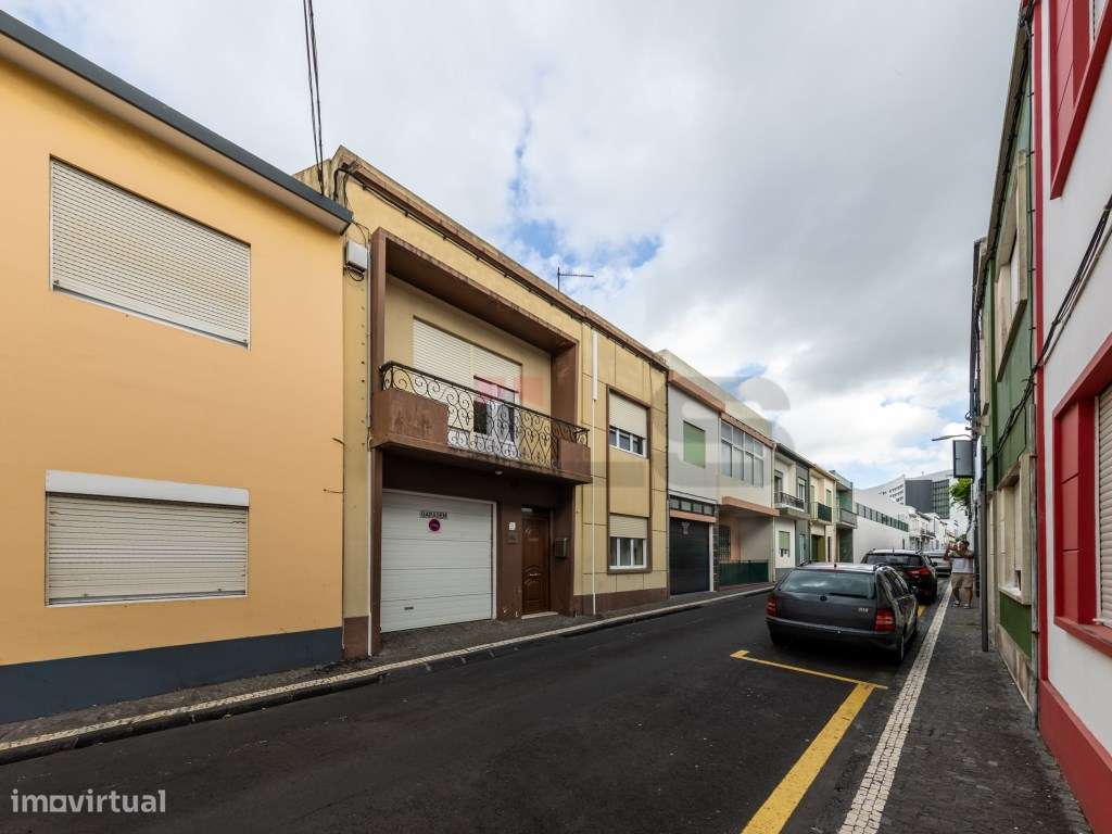 Moradia c/ Licença AL e Garagem junto à Av. Marginal - Ponta Delgada-40