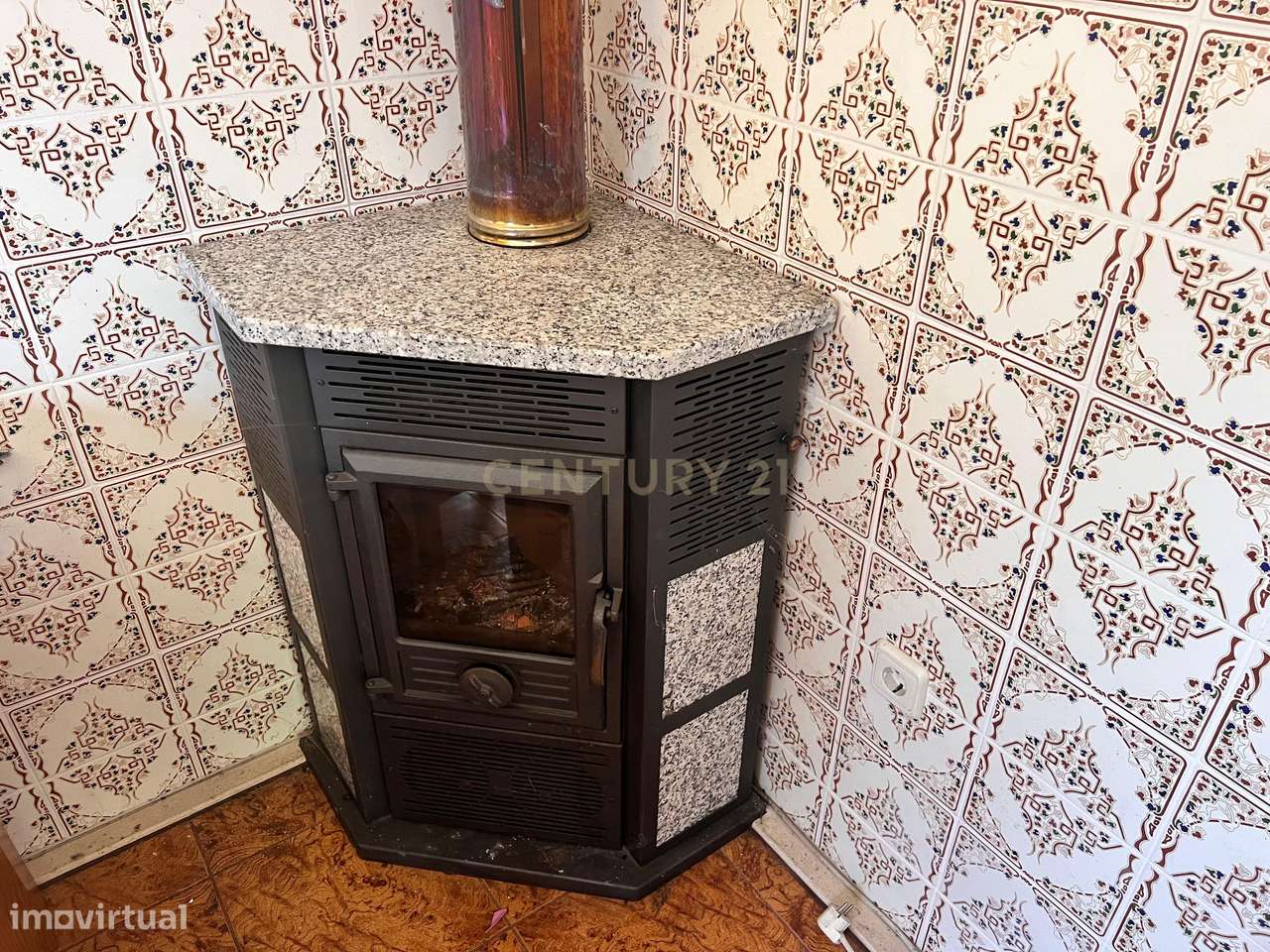 Casa com 333m², contendo 5 quartos, uma loja no térreo, área externa e - Grande imagem: 5/30