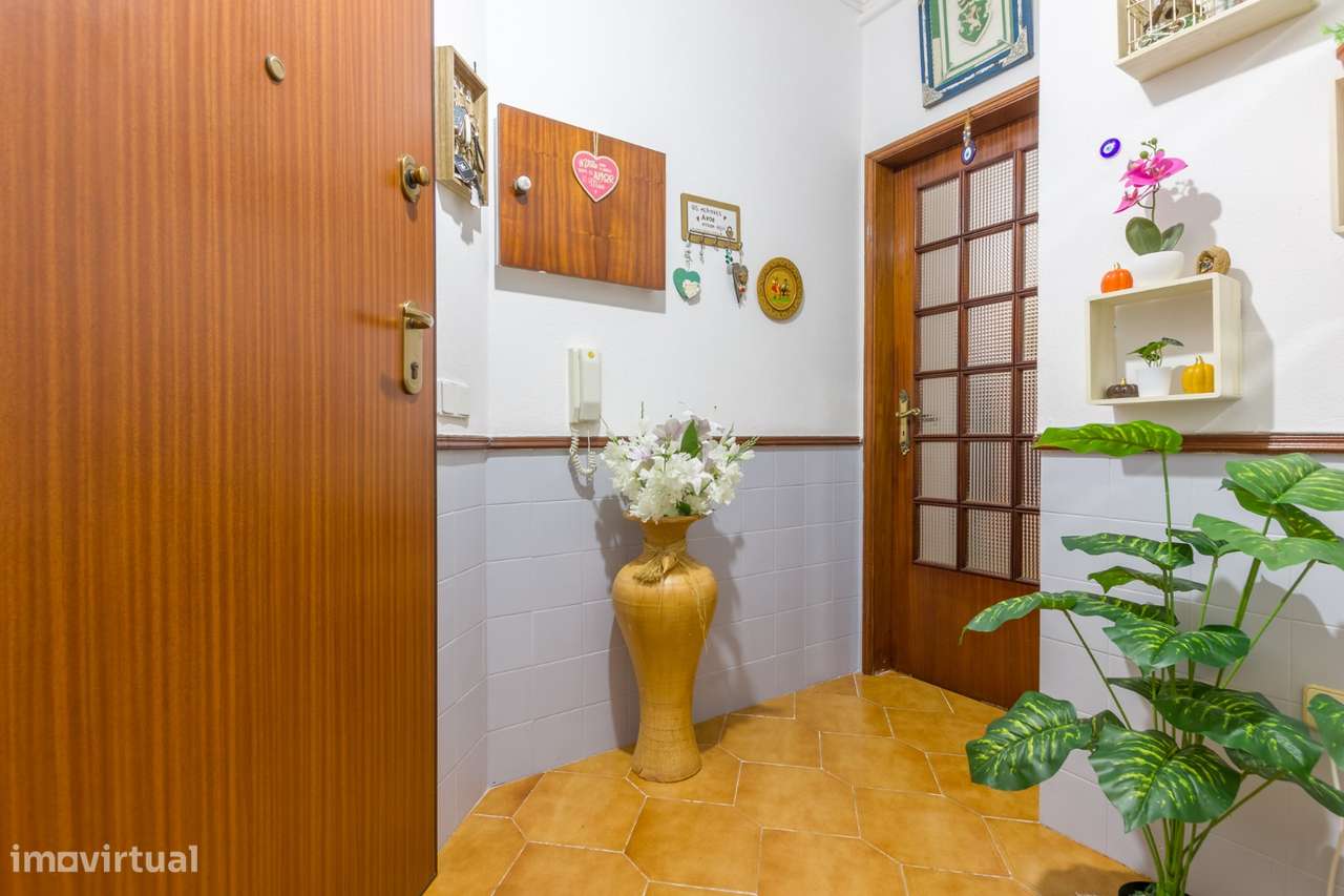 Apartamento T2 na Baixa Da Banheira ao lado do mercado-16