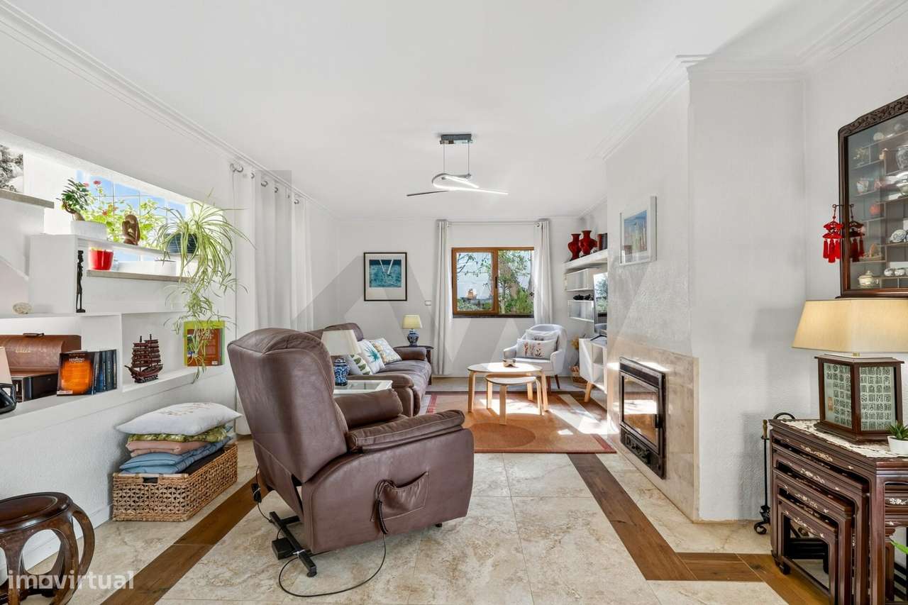 Moradia T4+1 com Piscina Coberta, Jardim e Churrasqueira em Alcoitão,-17