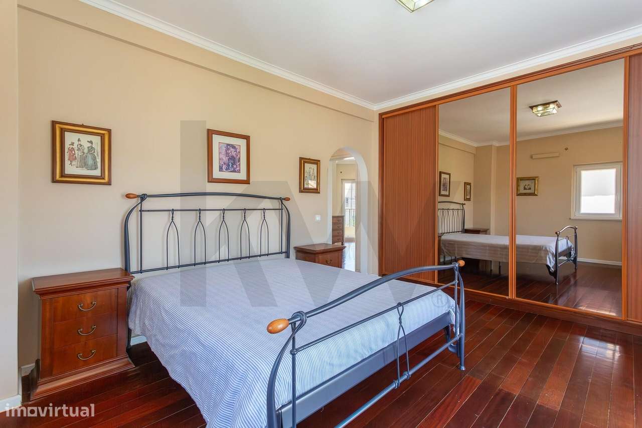 Moradia Isolada | 5 Quartos, Jardim, Garagem para 4 Carros-35