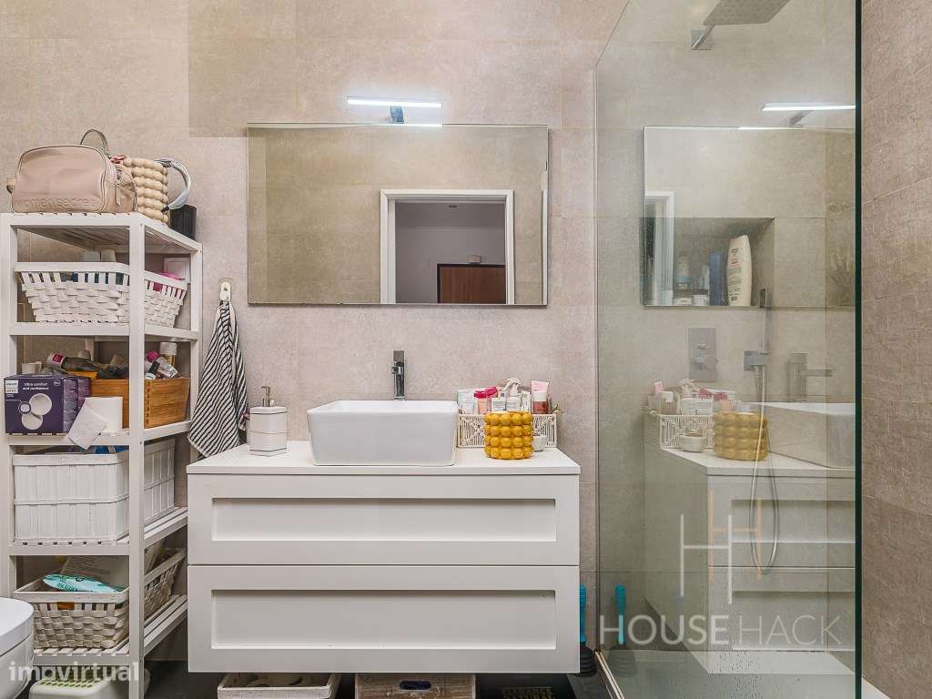 T2 Remodelado no Pragal com vista rio e duas varandas-14