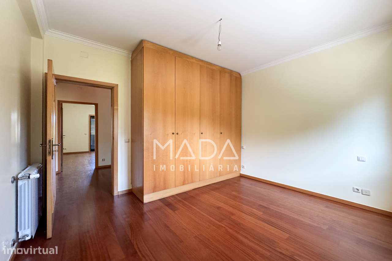 Moradia T4 + Moradia em pedra + terreno (3 artigos) em Lago, Amares-23