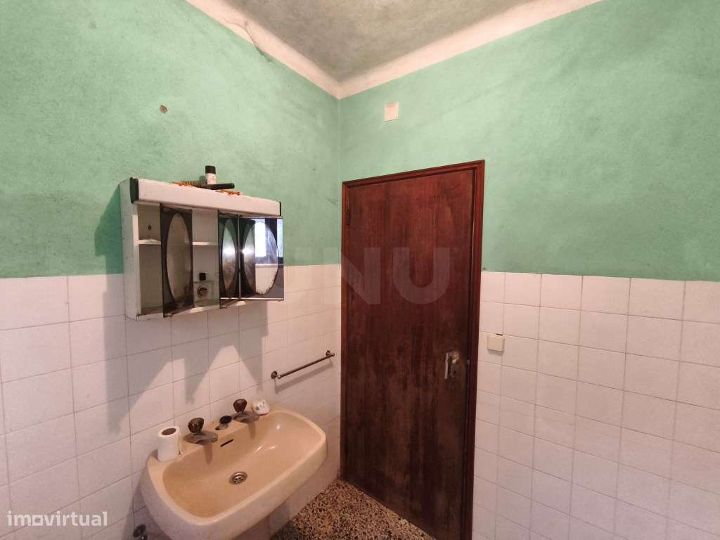 Oportunidade absolutamente imperdível - Moradia com parte renovada ...-27