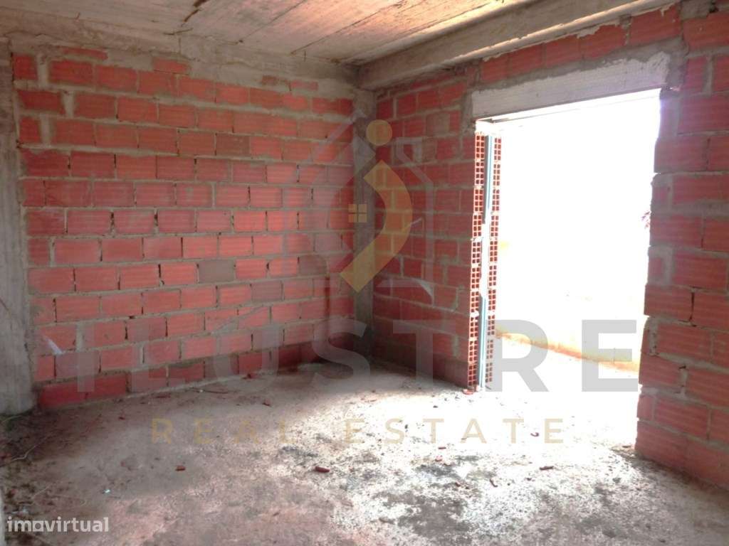Moradia T3 em construção com logradouro e garagem em Sesimbra-18