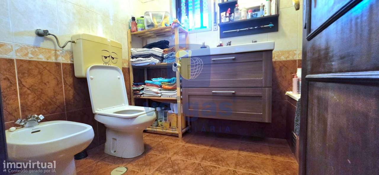Fantástico T2 Renovado, na Av. da Liberdade – Monte Abraão-5