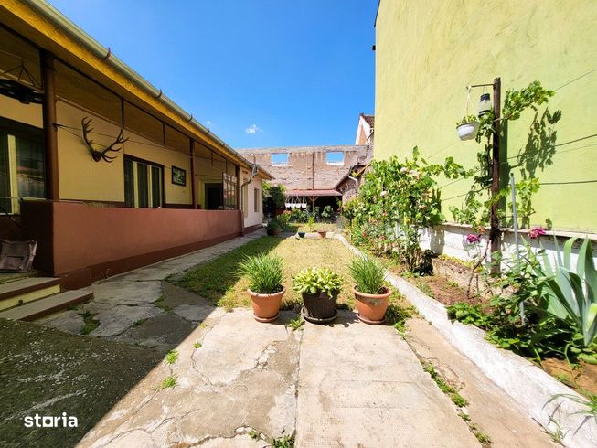 Casa 8 Camere, 3 Apartamente, Singur in curte-0