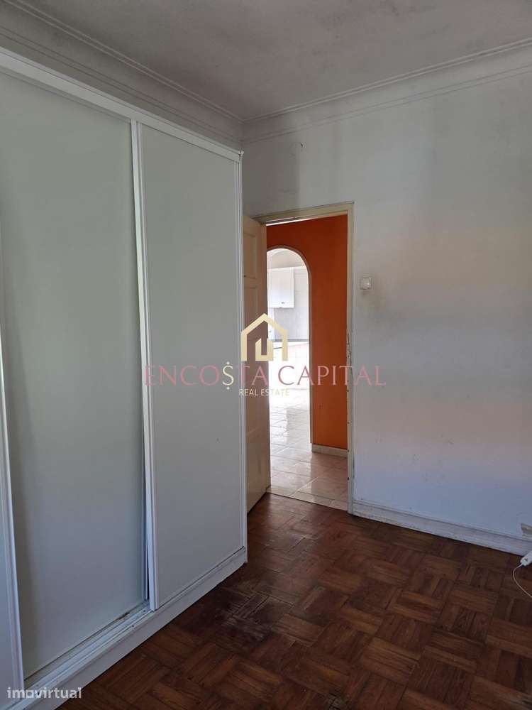 Apartamento T2 Praça 1º de maio Camarate.-6