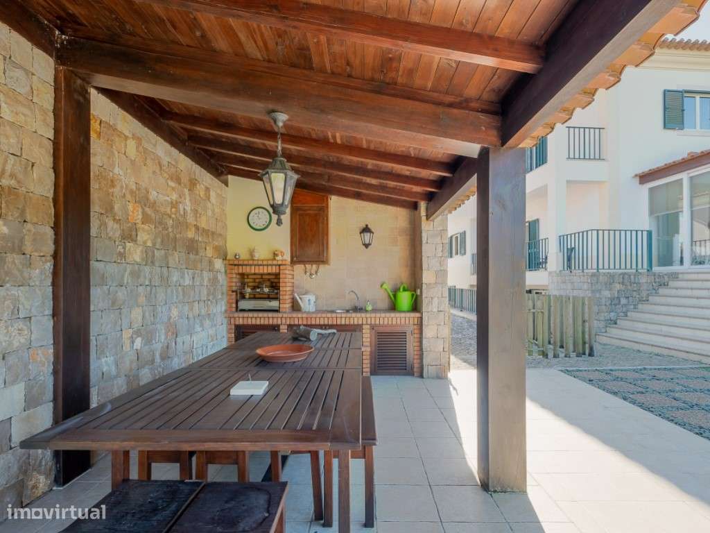 Moradia isolada inserida em terreno de 1370 m2 com piscina-9