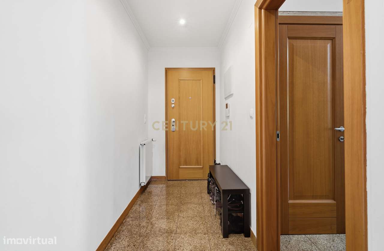 Elegante Apartamento T3 no Estoril com Box Fechada para 3 carros a pou-13