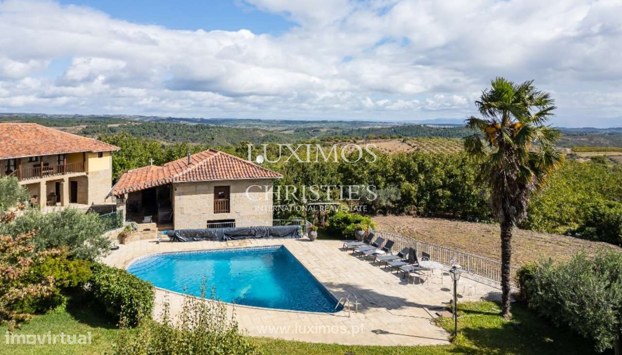 Moradia V9 com piscina e jardim à venda, em Valpaços - Grande imagem: 2/25