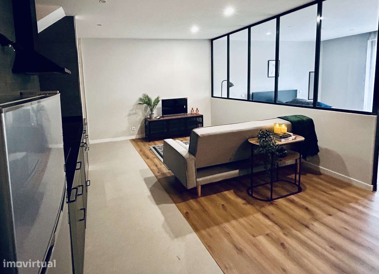 Arrenda-se T1 novo a estrear, mobilado e equipado, com garagem - Grande imagem: 3/12