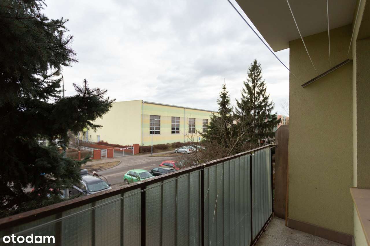 Trzypokojowe mieszkanie z balkonem na Piekarach-17