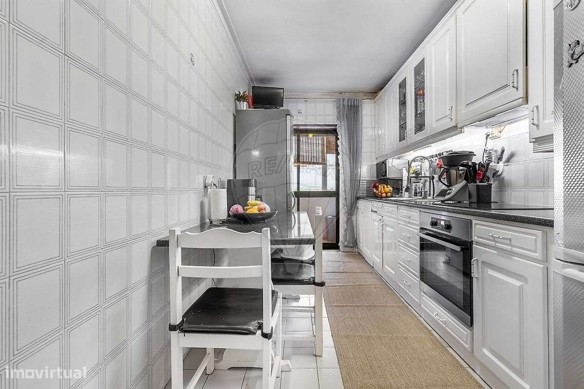 Apartamento T3 com boas áreas, situado no rés-do-chão - Grande imagem: 2/15