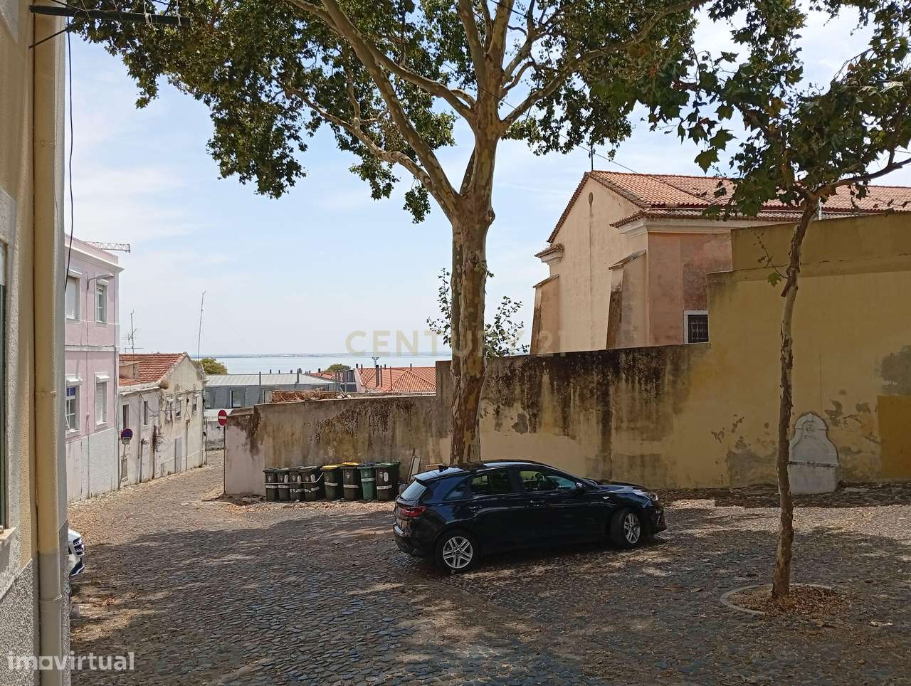 Apartamento para remodelação total situado na zona oriental (a 10m a p-16