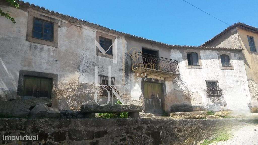 Casa em pedra com áreas generosas para renovação total. - Grande imagem: 2/5