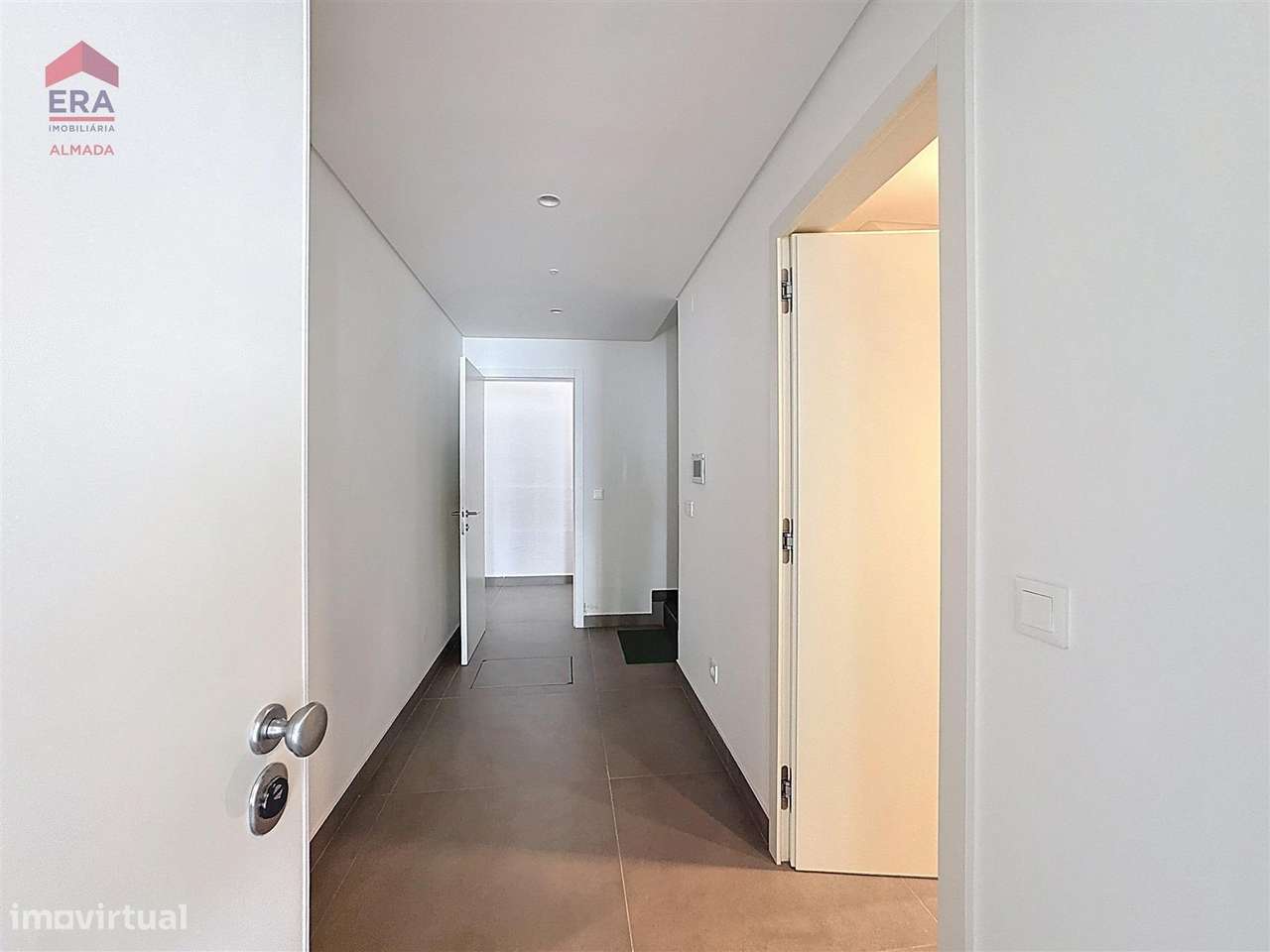 Nova Moradia em Almada , 5 suites, garagem e jardim-15